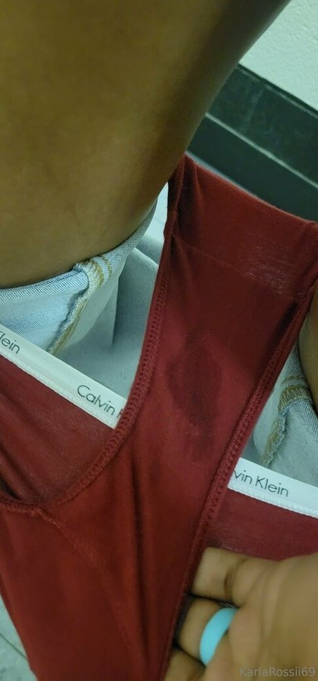 Naakte gelekte OnlyFans-foto van Karlaj69