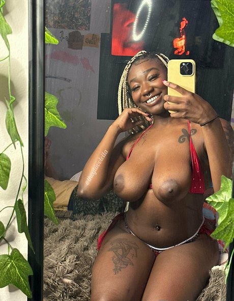 Nahá fotka uniklých OnlyFans od Theyluvvleila