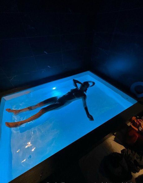 Обнаженная фотография утечки OnlyFans от Whiterabbitsx