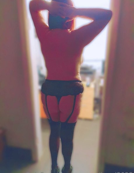 Alasti lekkinud OnlyFans-i pilt Curvyredhead2023