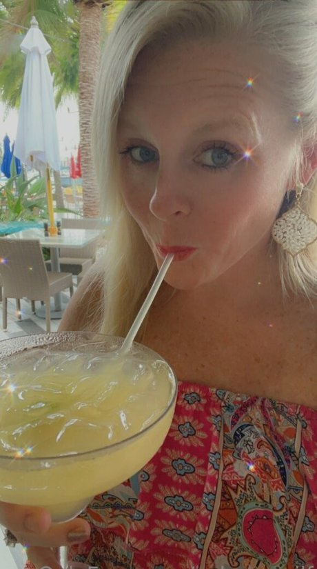 Naken lekkede OnlyFans-bilde av Aclassymilf