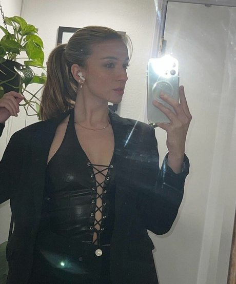 Novaleesi naked leaks OnlyFans pic