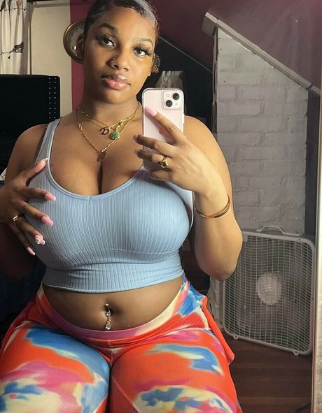 Обнаженная фотография утечки OnlyFans от Chenilletv