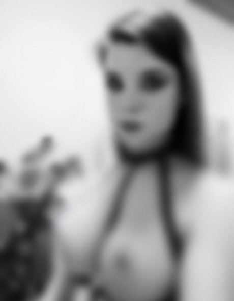 Naken läckt OnlyFans-bild av Themsvioletrose