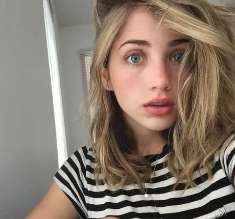 Nahá fotka uniklých OnlyFans od Emily Rudd