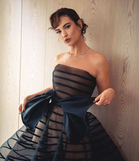 Naken läckt OnlyFans-bild av Lily James