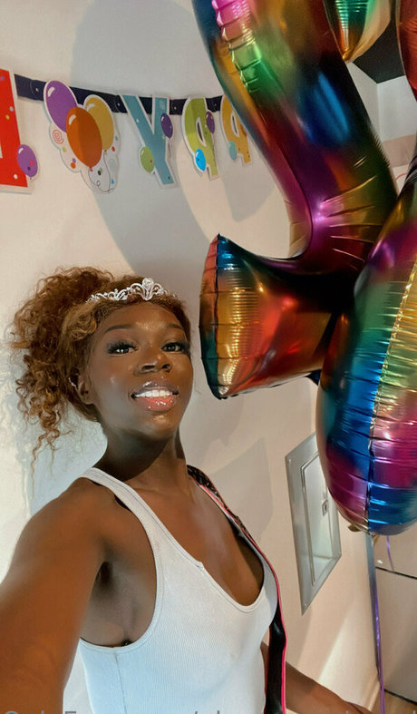 Naakte gelekte OnlyFans-foto van Glamazonchanelr