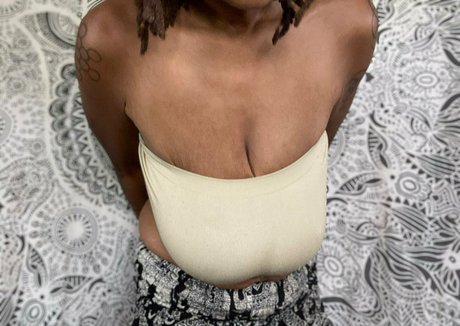 Nahá fotka uniklých OnlyFans od Therealblackqueenraven