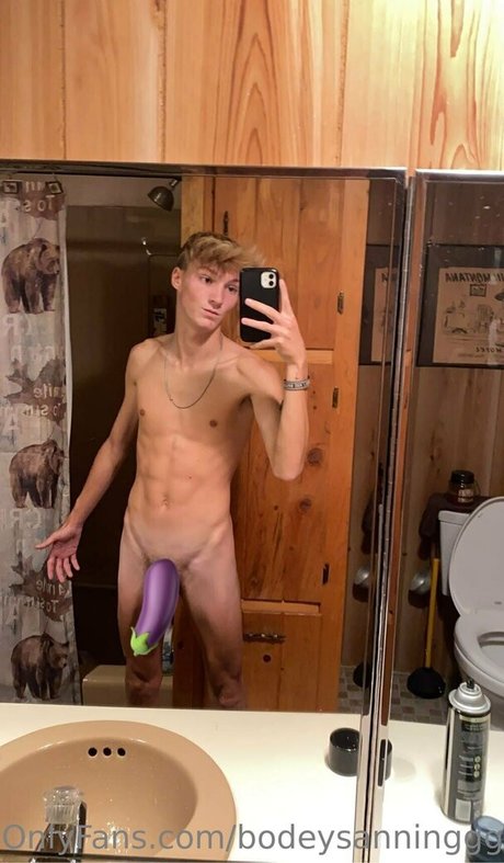 Nacktes geleaktes OnlyFans-Foto von Blondeboybradfree