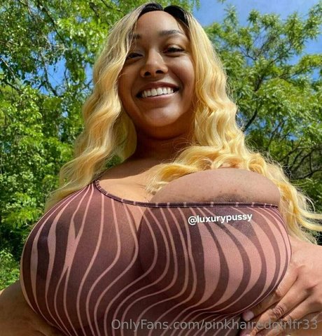 Naken lekkede OnlyFans-bilde av Pinkhairedgirlfr33