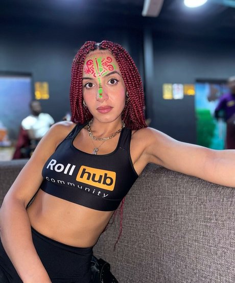 Alasti lekkinud OnlyFans-i pilt Alizehxrouge