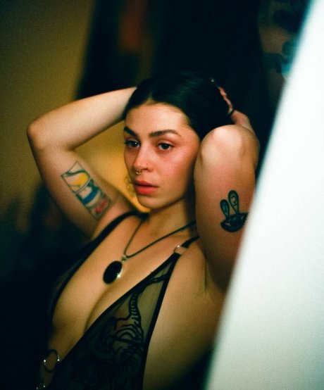 Naken lekkede OnlyFans-bilde av Emily Mello