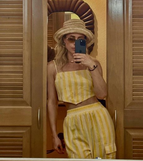 Naakte gelekte OnlyFans-foto van Melissa Roxburgh