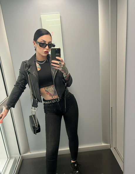 Naken lekkede OnlyFans-bilde av Inkedines