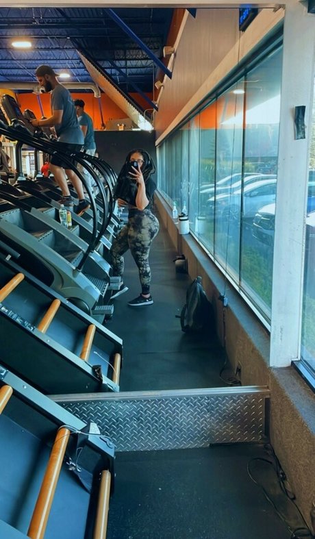 Alasti lekkinud OnlyFans-i pilt Safiyaswrld