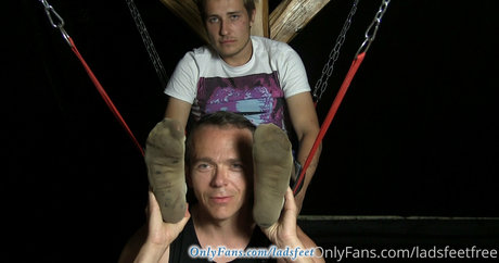 Naakte gelekte OnlyFans-foto van Ladsfeetfree