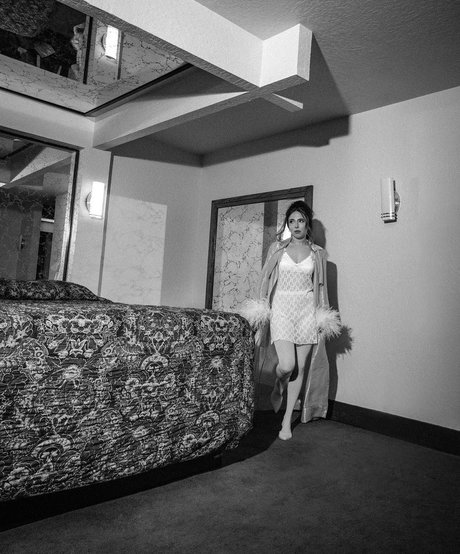 Naakte gelekte OnlyFans-foto van Esther Povitsky