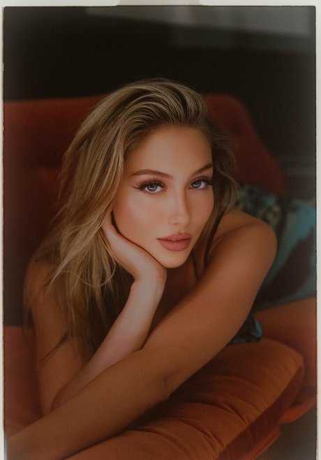 Alasti lekkinud OnlyFans-i pilt Helois Huthart