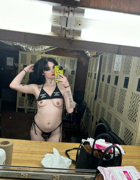 Naken lekkede OnlyFans-bilde av Kiiwiikatiie