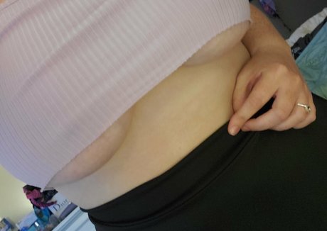 Naakte gelekte OnlyFans-foto van Ami4youfree