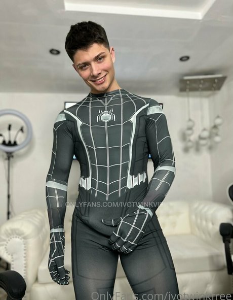 Naken lekkede OnlyFans-bilde av Ivotwinkfree