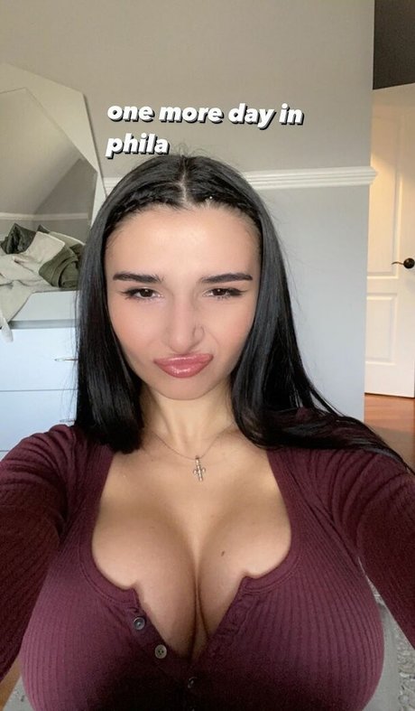 Naakte gelekte OnlyFans-foto van Molly Kazi