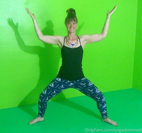 Naken läckt OnlyFans-bild av Yogadommed