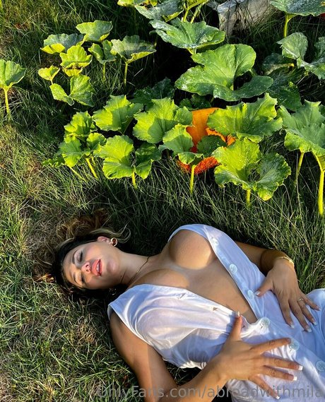 Naken lekkede OnlyFans-bilde av Abroadwithmila