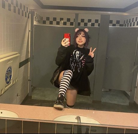 Nahá fotka uniklých OnlyFans od Snottea