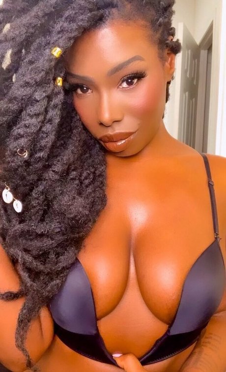 Photo nue de fuite OnlyFans de Sarika Soal