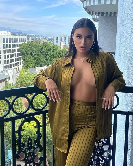 Naken läckt OnlyFans-bild av Aliana Mawla