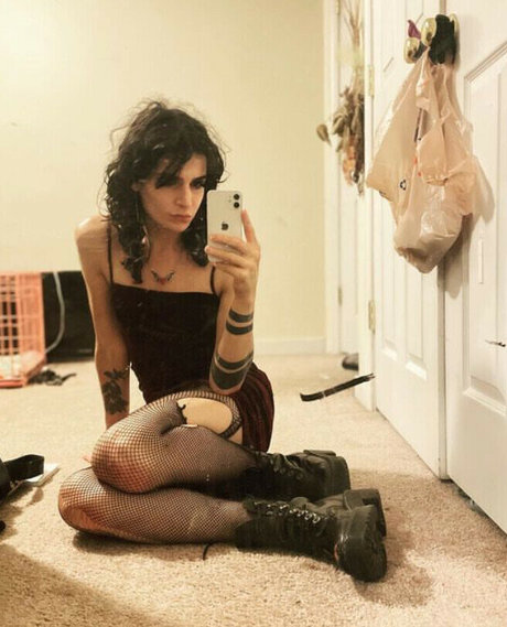 Alasti lekkinud OnlyFans-i pilt Hillbillygothic