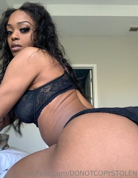 Naakte gelekte OnlyFans-foto van Rhondap