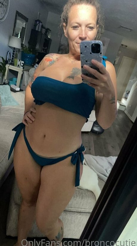 Naken lekkede OnlyFans-bilde av Broncocutie