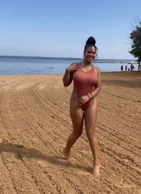 Обнаженная фотография утечки OnlyFans от Danielle Sylvester