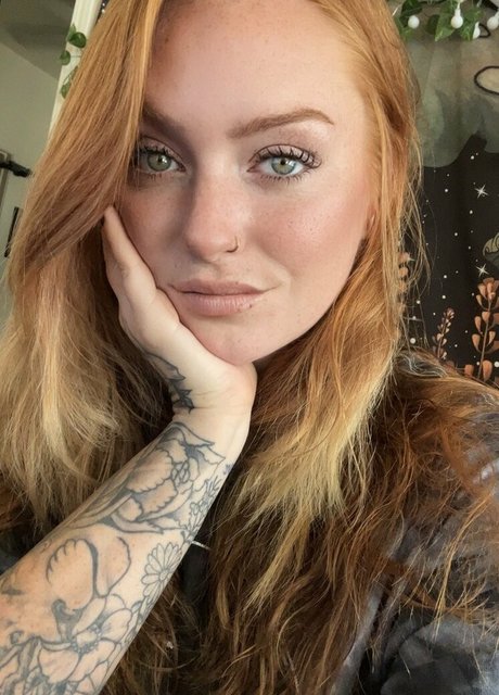 Naakte gelekte OnlyFans-foto van Foxi Lexi