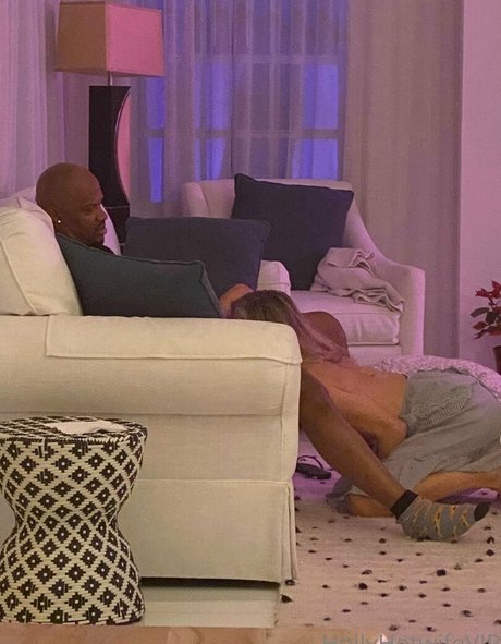 Naakte gelekte OnlyFans-foto van Hollyhotwifevip