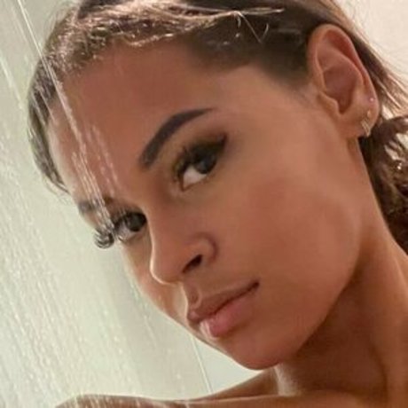 Alasti lekkinud OnlyFans-i pilt August Laines