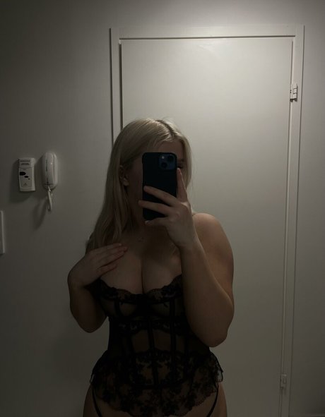 Naken läckt OnlyFans-bild av Kerttuw