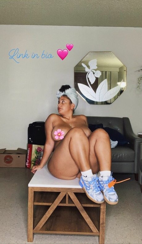 Nahá fotka uniklých OnlyFans od Scarletcas