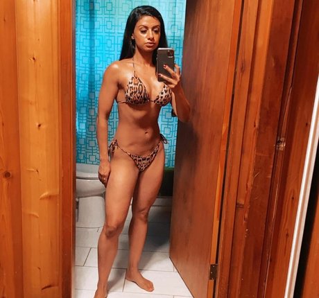 Naakte gelekte OnlyFans-foto van Skinnyroti