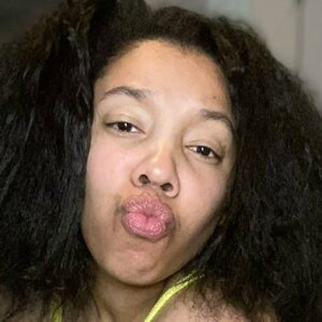 Обнаженная фотография утечки OnlyFans от Uniquesativa