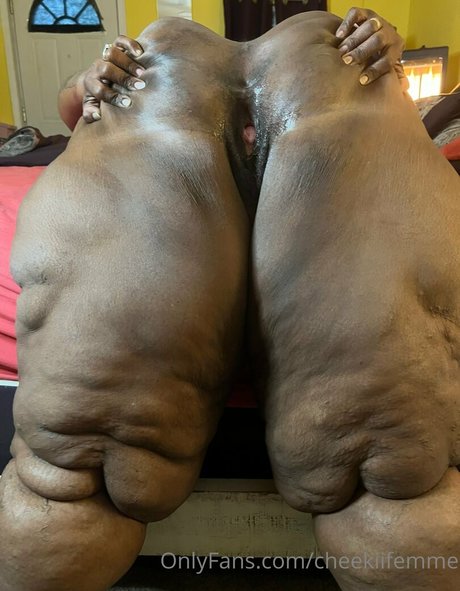 Alasti lekkinud OnlyFans-i pilt Cheekiifemme