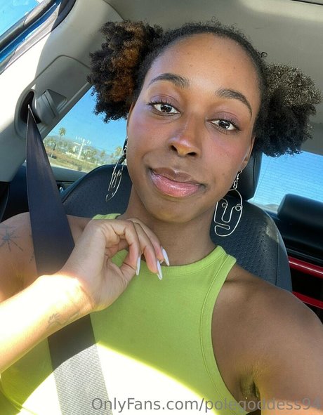 Nahá fotka uniklých OnlyFans od Polegoddess94