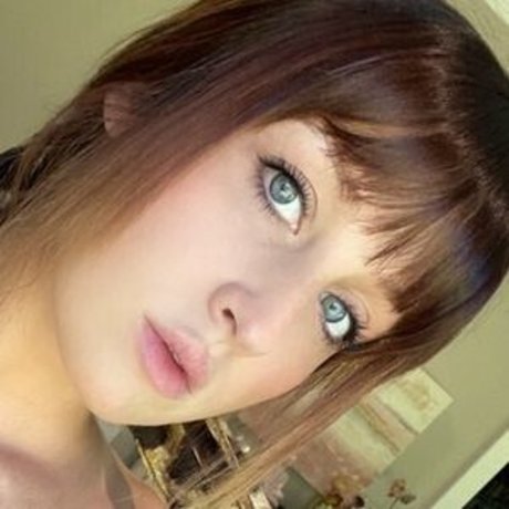 Alasti lekkinud OnlyFans-i pilt Deseroses