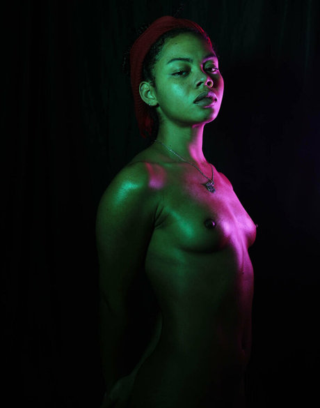 Naken lekkede OnlyFans-bilde av Freyalasirenn