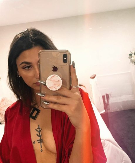 Alasti lekkinud OnlyFans-i pilt Sariana