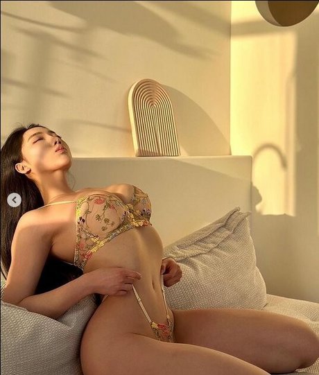 Alasti lekkinud OnlyFans-i pilt Stella Xu