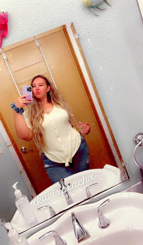 Naakte gelekte OnlyFans-foto van Xkiwixpeachx