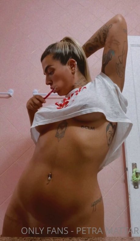 Naakte gelekte OnlyFans-foto van Petra Mattar